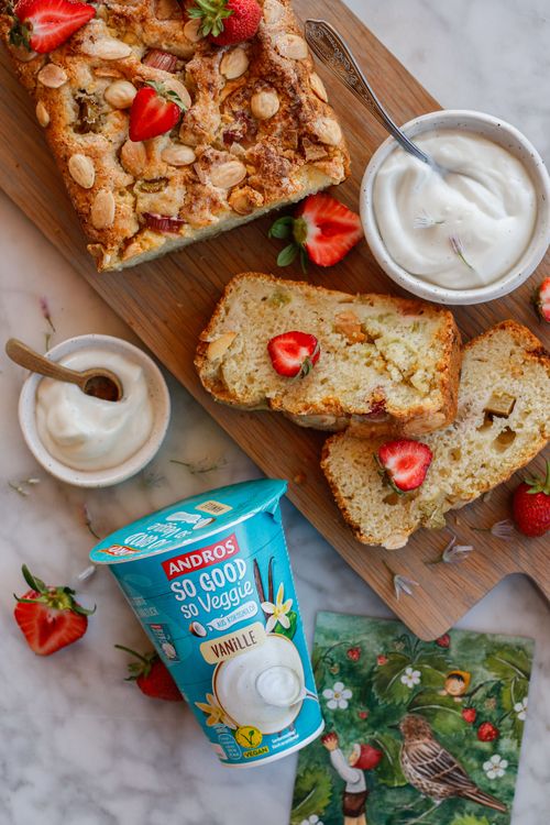 Vaníliás joghurtos sütemény rebarbarával, eperrel és mandulával