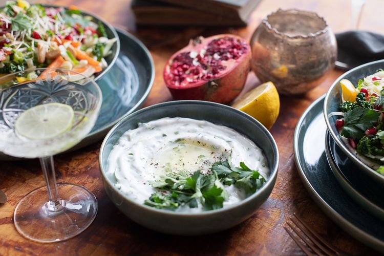 Vegán téli coleslaw gránátalmával, dióval és tzatzikivel