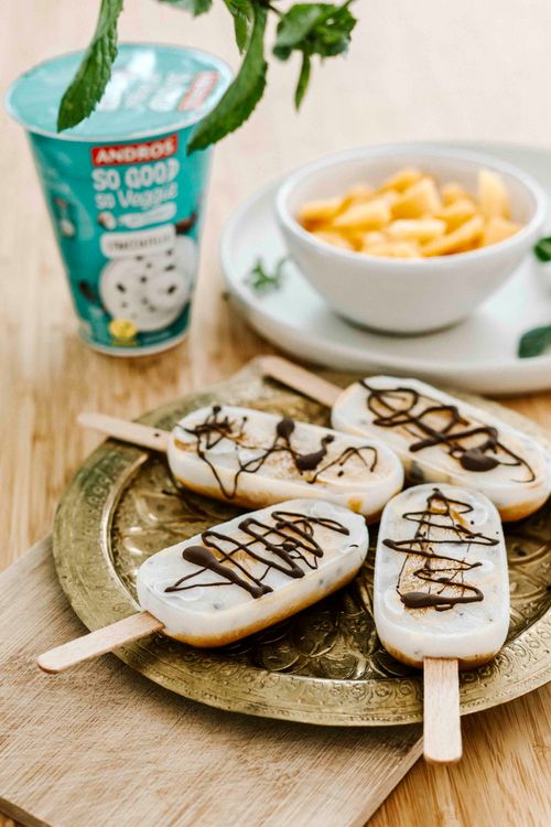 Mango und Stracciatella Eis am Stiel