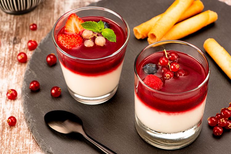 Veganská citronovo–bazalková panna cotta s malinovým přelivem